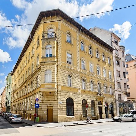 Spacious & Serene Downtown Home With Free Parking Budapest Exteriör bild