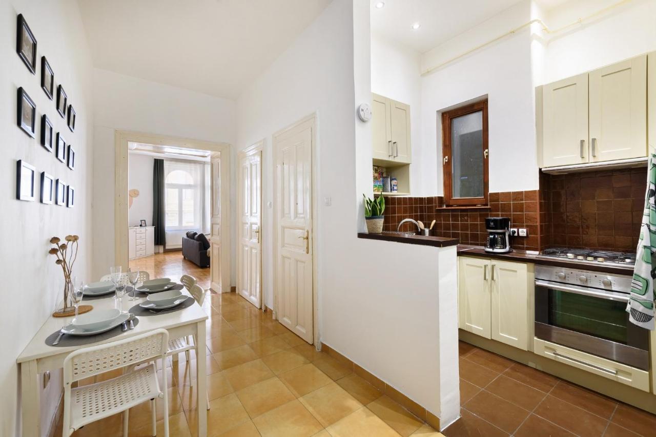 Spacious & Serene Downtown Home With Free Parking Budapest Exteriör bild