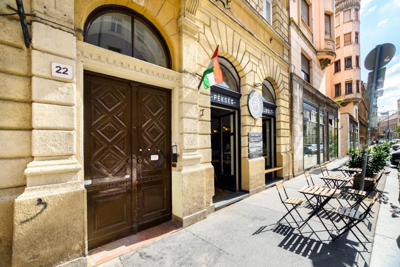 Spacious & Serene Downtown Home With Free Parking Budapest Exteriör bild