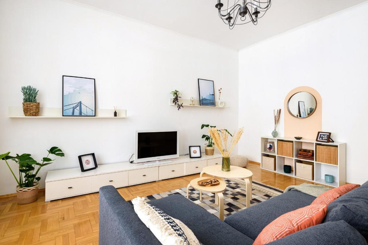 Spacious & Serene Downtown Home With Free Parking Budapest Exteriör bild